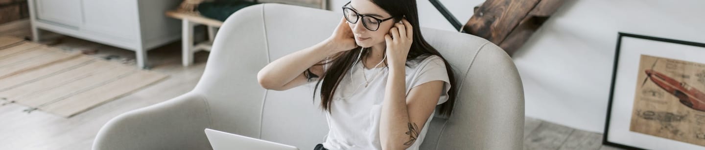 girl-in-laptop