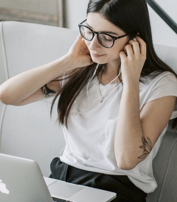 girl-in-laptop