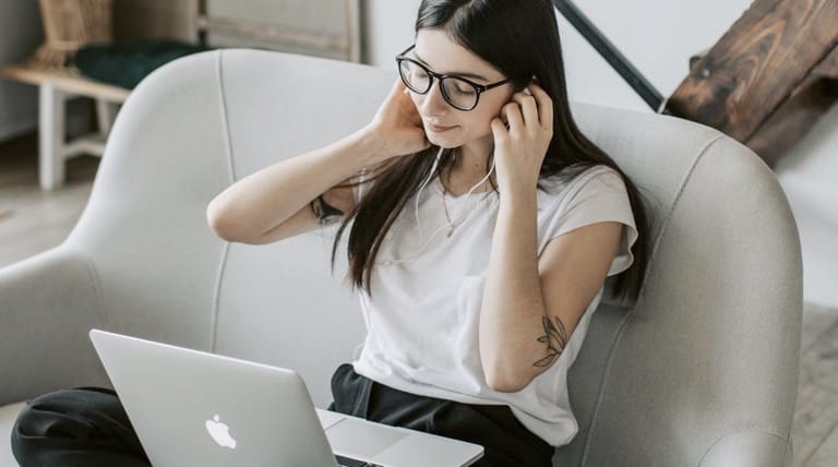 girl-in-laptop